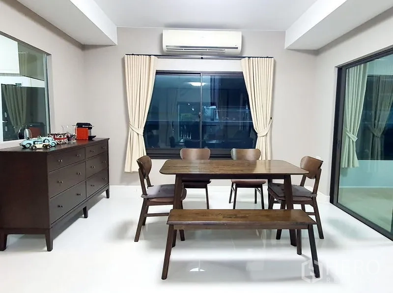 บ้าน ให้เช่าในBang Phli, Samut Prakan - ห้องทานอาหารโต๊ะไม้พร้อมม้านั่ง ใกล้หน้าต่างบานใหญ่