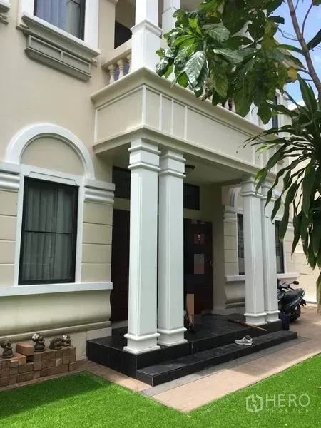 独立式住宅 出租在Khlong Toei, Bangkok - 带高大立柱的门廊与深色木门，气派玄关。