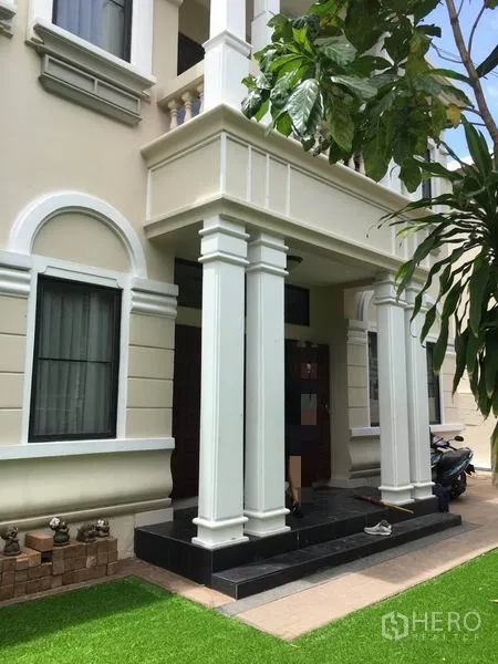 独立式住宅 出租在Khlong Toei, Bangkok - 带高大立柱的门廊与深色木门，气派玄关。
