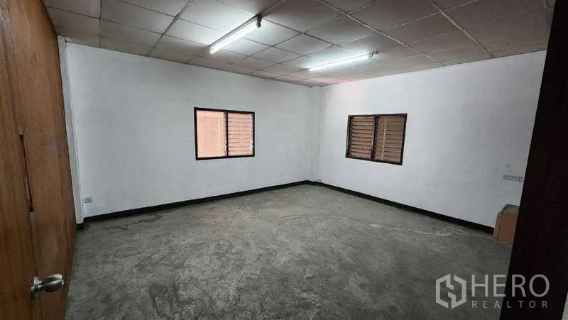 Warehouse for rent in Nong Khaem, Bangkok - Secondary office space with windows and fluorescent lighting.