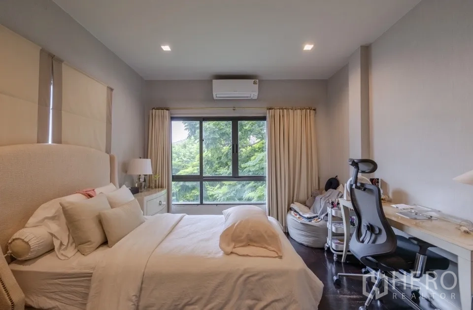 独栋房屋 for rent or sale in Bang Kapi, Bangkok - 卧室设大窗，景观为花园绿意。