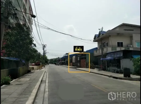 货栈 出售在Lat Krabang, Bangkok - 通往物业的社区道路，路面宽阔，卡车通行方便。