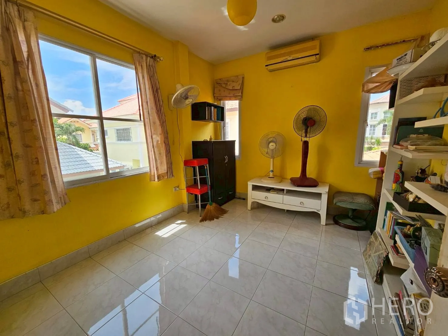 Detached House for rent or sale in Bang Lamung, Chon Buri - Sunny yellow bedroom with windows on two sides and air-conditioner.