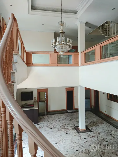 Detached House for sale in Chatuchak, Bangkok - Double-volume hall with marble floors, spiral staircase and crystal chandelier.