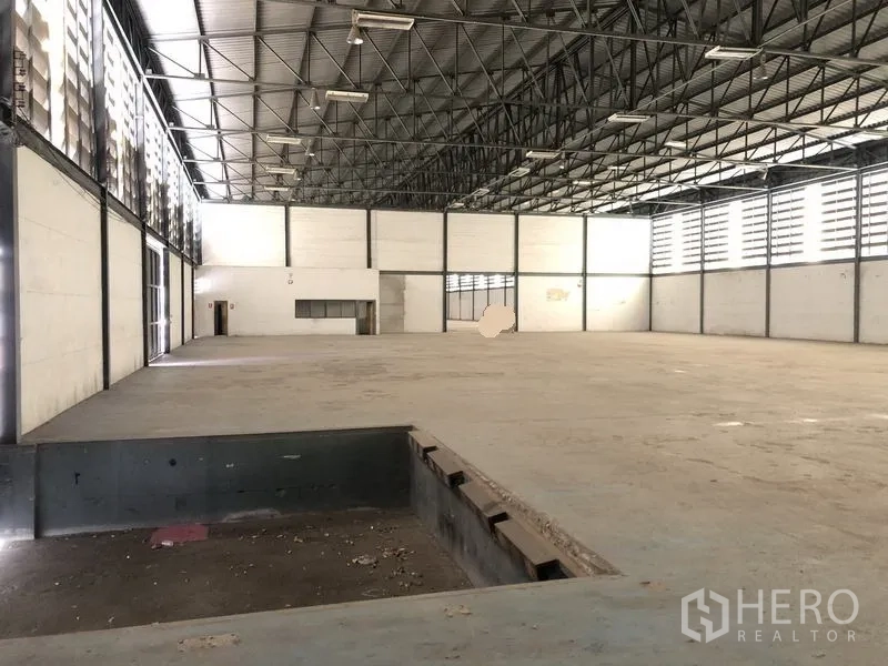 货栈 出租在Khlong Luang, Pathum Thani - 大面积仓库地坪，带装卸月台坑，长向天窗与通风百叶