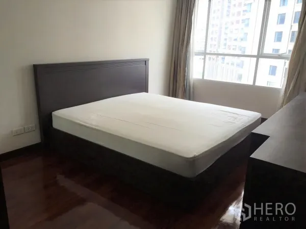 公寓 出租在Pathum Wan, Bangkok - 明亮卧室，大窗户、城市景观与抛光木地板
