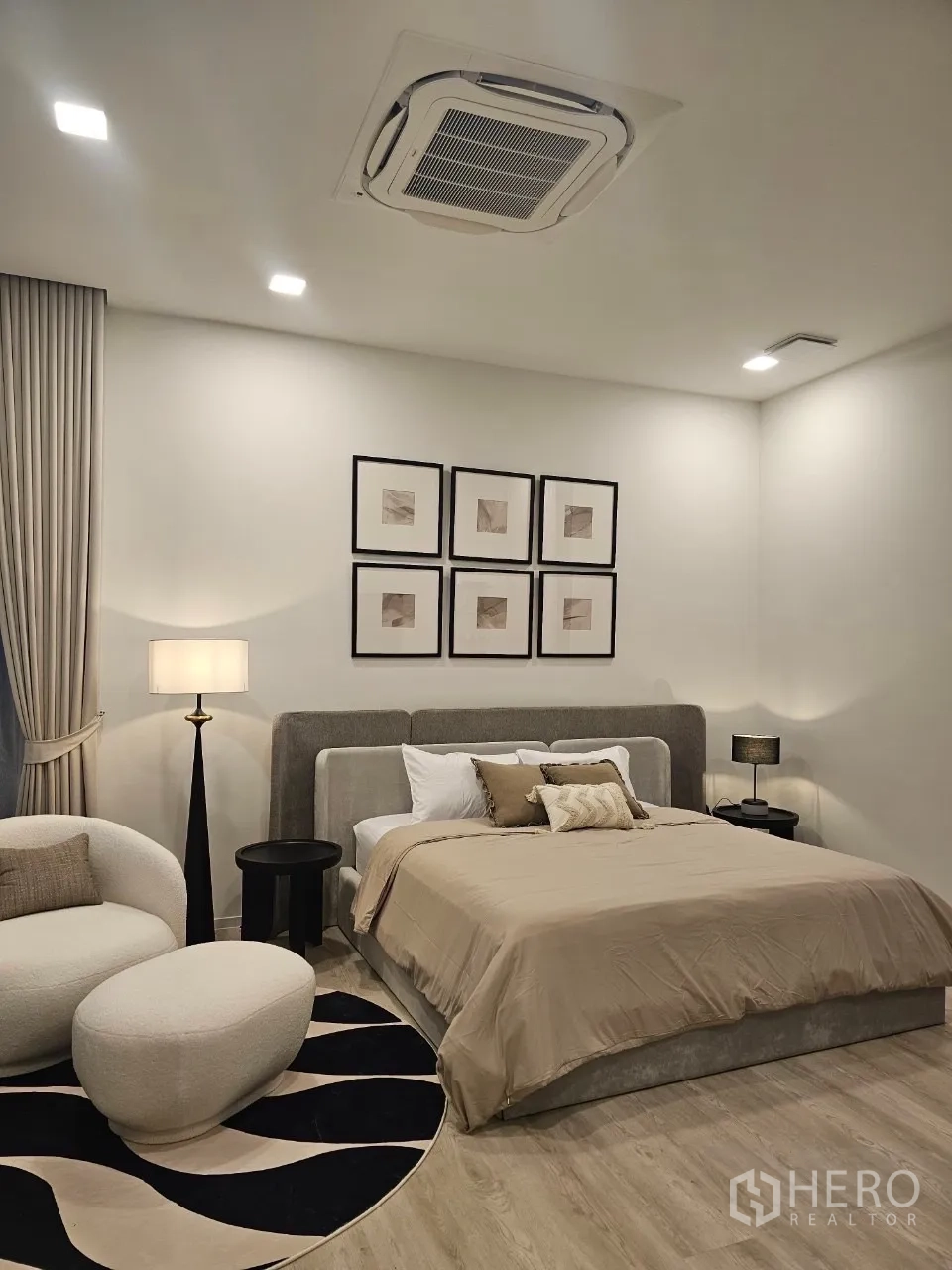 Detached House for rent in Saphan Sung, Bangkok - Guest bedroom with king bed, lounge chair and ceiling cassette air-con.