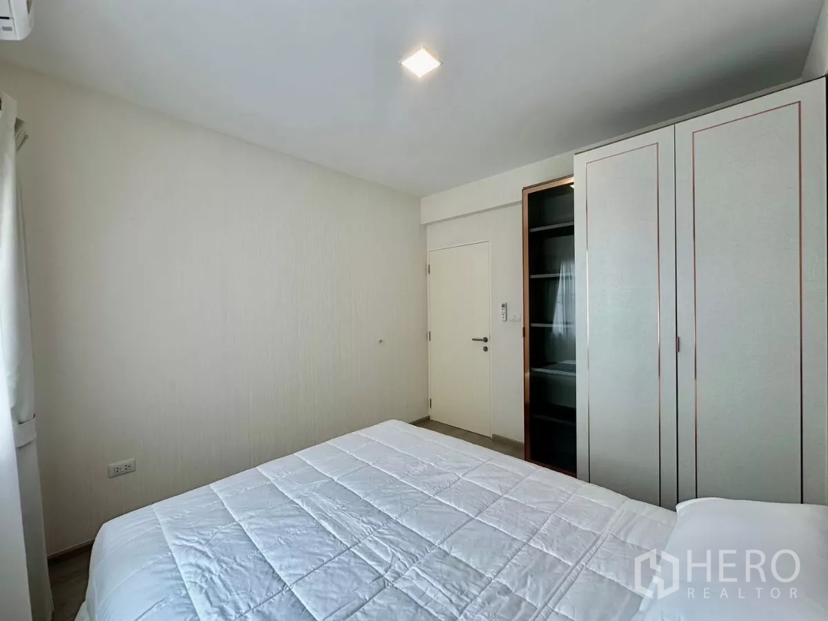 联排别墅 出租在Prawet, Bangkok - 第三卧室，单人床、窗户与金属置物架。