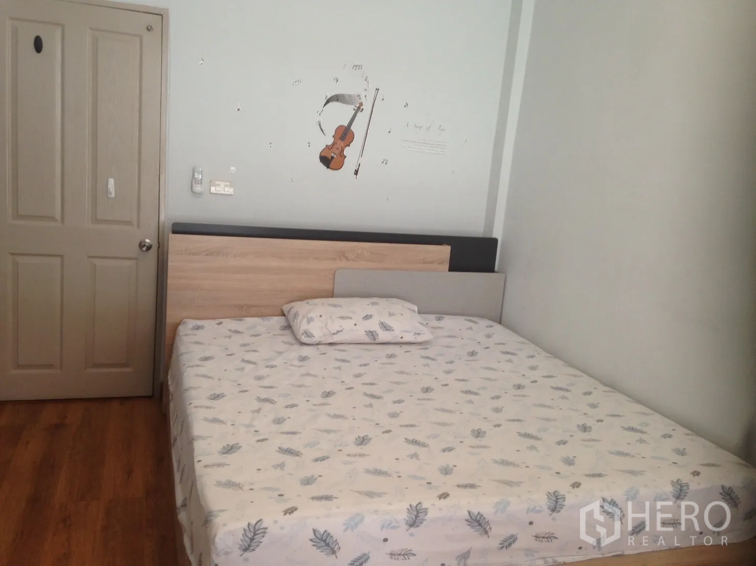 联排别墅 出租在Wang Thonglang, Bangkok - 次卧配双人床，浅色系装饰与木地板。