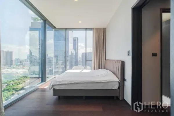 คอนโด ให้เช่าหรือขาย - ห้องนอนมีหน้าต่างสองด้าน เปิดรับวิวเมืองกว้างไกล