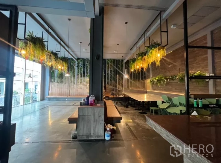 พื้นที่ขายปลีก ให้เช่า - พื้นที่ร้านอาหารแบบเปิด โล่ง โคมไฟแขวน ต้นไม้ประดับ และที่นั่งบิวท์อินยาว