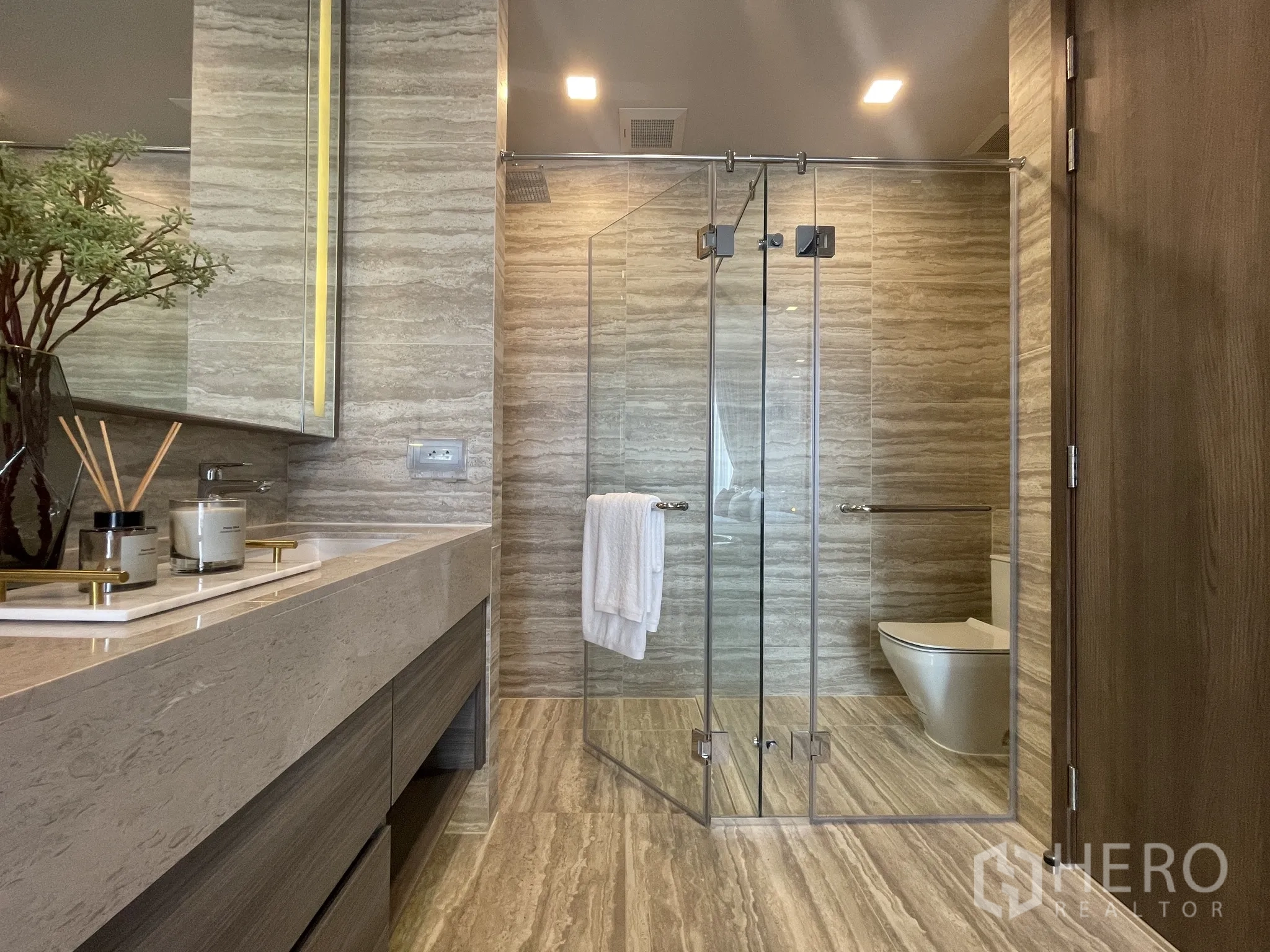 公寓 for rent in Watthana, Bangkok - 浴室采用石材装饰，设玻璃淋浴间与宽台面。