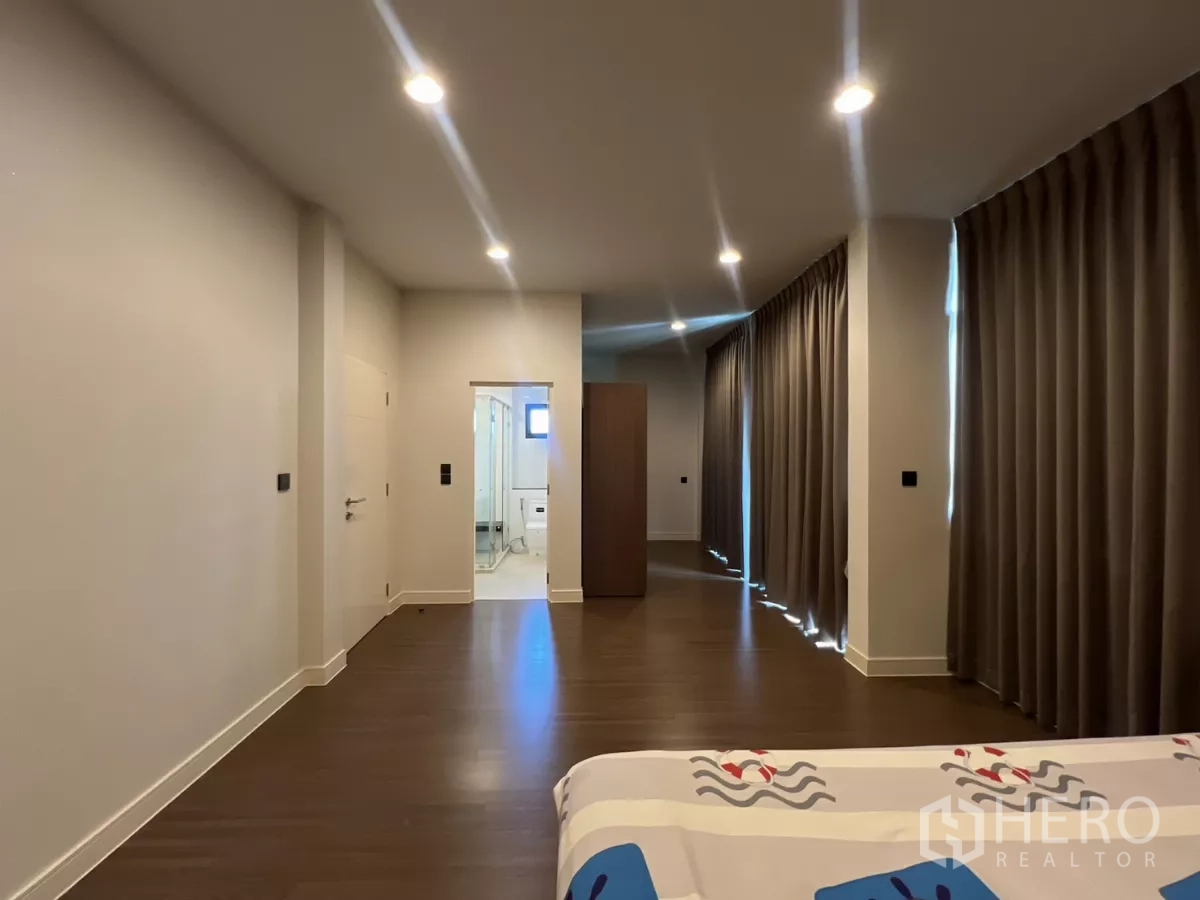 Detached House for rent in Bang Kapi, Bangkok - Master suite view toward the ensuite bathroom and wardrobe area.