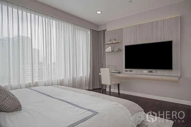 公寓 出租或出售在Watthana, Bangkok - 卧室电视墙，悬空书桌与置物架，配落地窗帘。