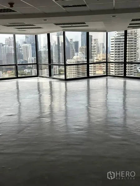 办公空间 出租在Bangkok - 转角办公区域，环幕式窗墙可欣赏曼谷天际线全景。