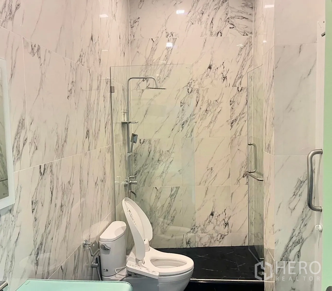 店屋 for rent in Bang Rak, Bangkok - 大理石风格浴室，设坐便和玻璃隔断步入式淋浴。