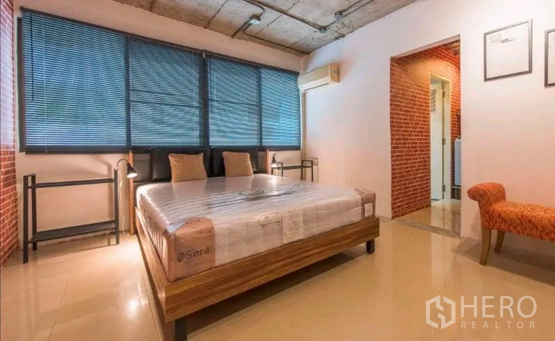 公寓 出租在Watthana, Bangkok - 主卧配大窗与百叶窗，连接卫浴
