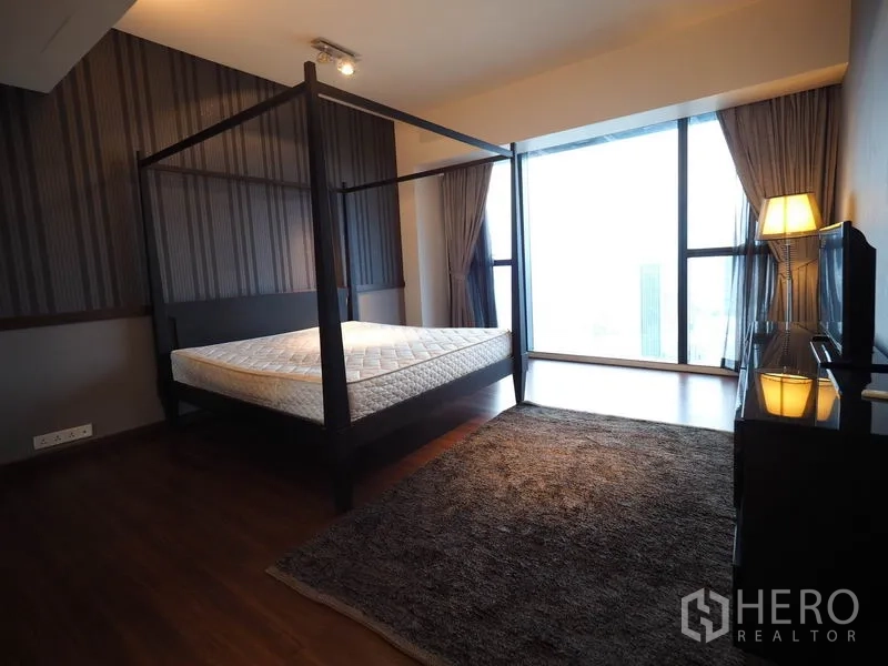 คอนโด ให้เช่าในSathon, Bangkok - มาสเตอร์เบดรูมกว้าง เตียงสี่เสา หน้าต่างบานใหญ่ และพรมปูพื้น