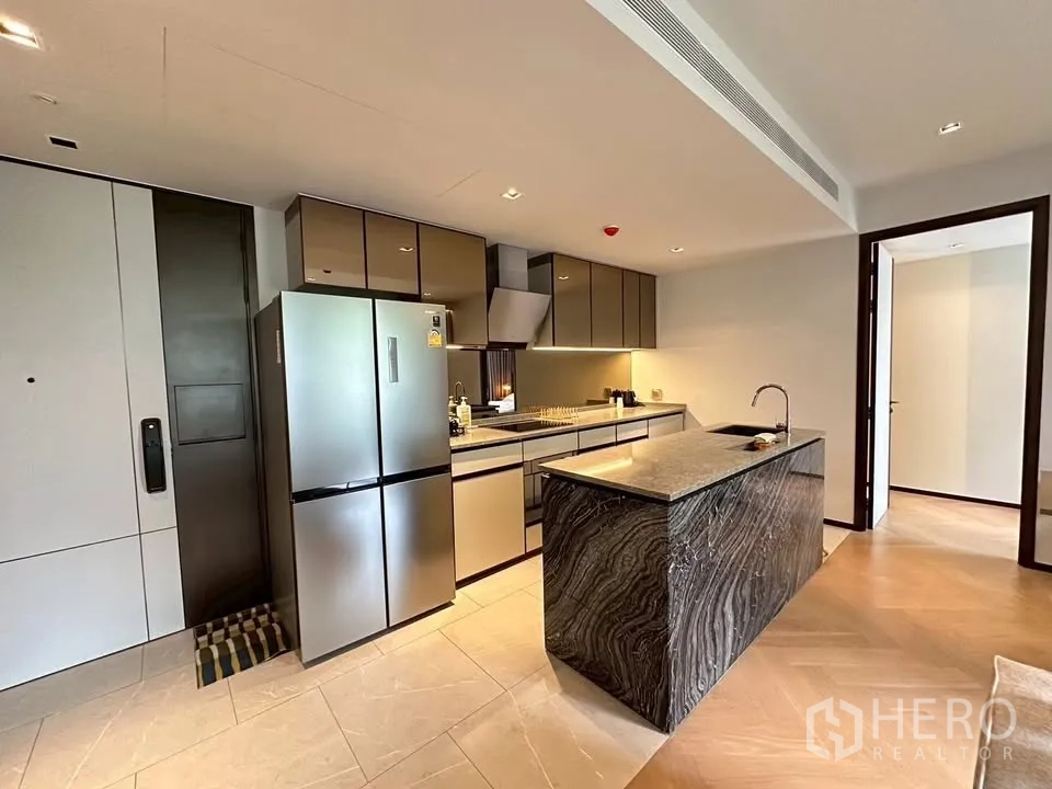 公寓 for rent in Watthana, Bangkok - 时尚厨房配不锈钢双开门冰箱、长台面与石材中岛。