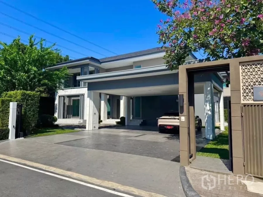 Detached House for rent in Lat Krabang, Bangkok - Modern two-storey detached house with covered carport and gated driveway in Lat Krabang.