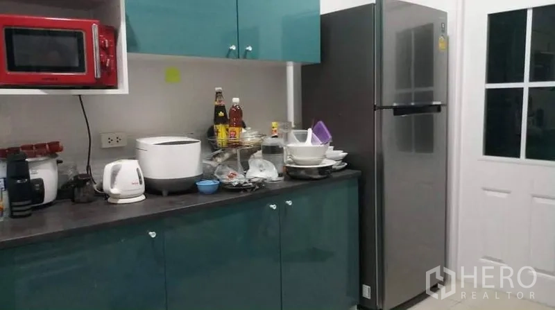 独立式住宅 出租或出售在Prawet, Bangkok - 实用厨房，绿色橱柜、台面电器与不锈钢冰箱