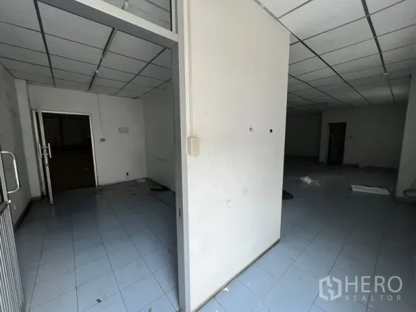 货栈 出租在Bang Sao Thong, Samut Prakan - 办公室入口，玻璃门与隔断墙连接仓库。