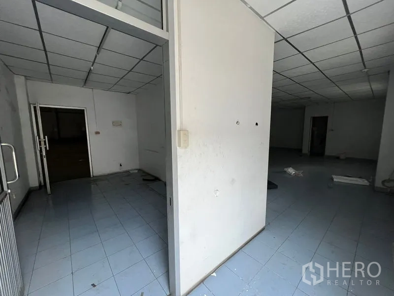 货栈 出租在Bang Sao Thong, Samut Prakan - 办公室入口，玻璃门与隔断墙连接仓库。