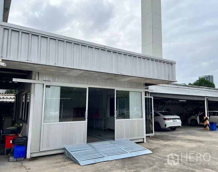 ที่ดิน ให้เช่าในBang Na, Bangkok - อาคารสำนักงานสำเร็จรูป ประตูกระจกบานเลื่อนและทางลาดโลหะ
