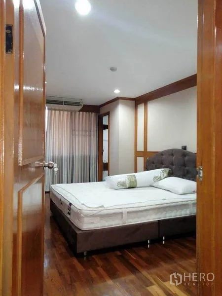 คอนโด ให้เช่าในWatthana, Bangkok - ห้องนอนพร้อมเตียง ผ้าม่าน และกรอบไม้โทนอุ่น