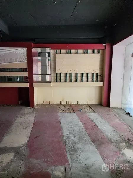 零售空间 出租在Khlong Toei, Bangkok - 一面内置展示层板与封板的墙面，空间开阔。