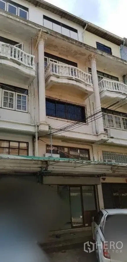 带办公室的家 出租或出售在Bang Na, Bangkok - 邦那四层店屋式外立面，带阳台与立柱。