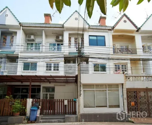 带办公室的家 出租在Wang Thonglang, Bangkok - 三层联排式门面，带阳台和绿色屋顶的居家办公楼外观