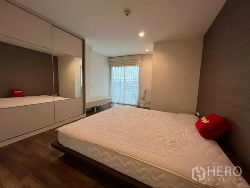 คอนโด ขายในWatthana, Bangkok - ห้องนอนหลัก เตียงขนาดใหญ่ ตู้เสื้อผ้าบานกระจก และหน้าต่างสูงจรดเพดาน