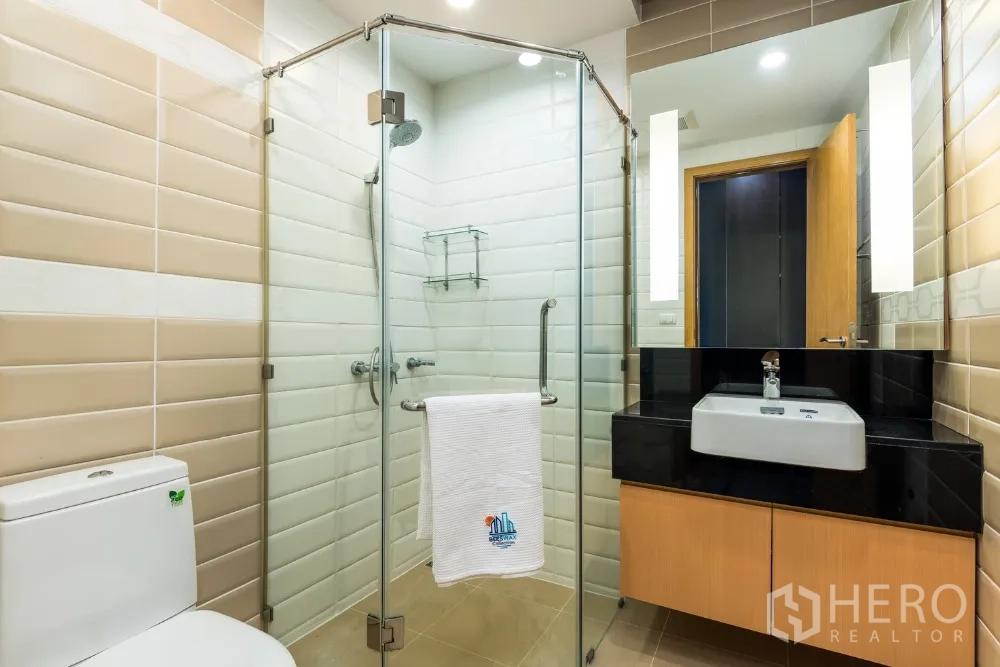 คอนโด ให้เช่าในRatchathewi, Bangkok - ห้องน้ำปูกระเบื้องพร้อมห้องอาบน้ำกระจก เคาน์เตอร์อ่างล้างหน้าและโถสุขภัณฑ์