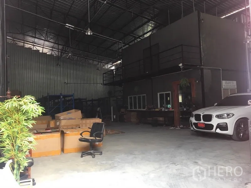 คลังสินค้า ให้เช่าในBang Kapi, Bangkok - ภายในโกดังเพดานสูงกว้าง มีออฟฟิศชั้นลอย พื้นคอนกรีตและพื้นที่จอดรถ