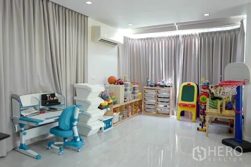 独立式住宅 出售在Pak Kret, Nonthaburi - 宽敞多功能房，布置为儿童游戏室，带收纳与空调。