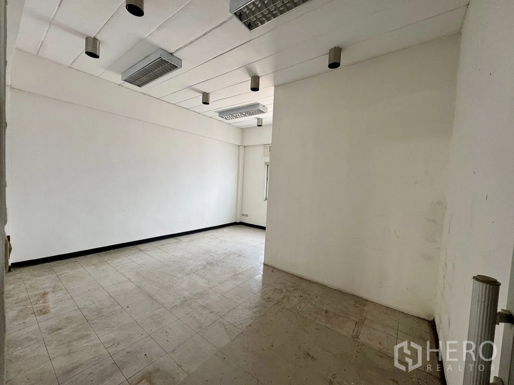 คลังสินค้า for rent in Mueang Samut Sakhon, Samut Sakhon - ห้องออฟฟิศขนาดเล็ก ผนังสีขาว โคมไฟแขวน