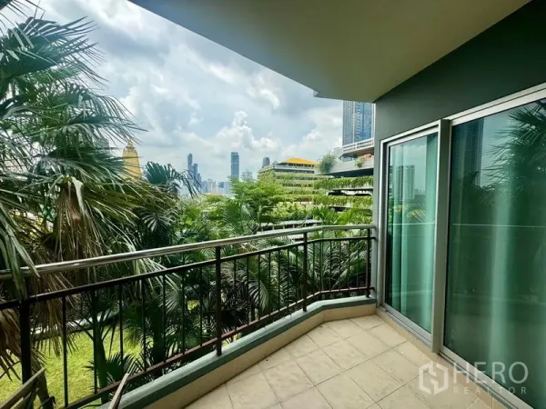 公寓 出租在Huai Khwang, Bangkok - 带顶阳台，栏杆安全，可俯瞰热带花园和曼谷天际线。