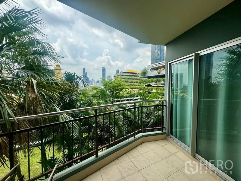 公寓 出租在Huai Khwang, Bangkok - 带顶阳台，栏杆安全，可俯瞰热带花园和曼谷天际线。