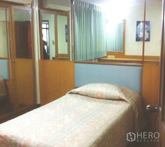 公寓 出租在Watthana, Bangkok - 次卧配单人床与镜面衣柜。