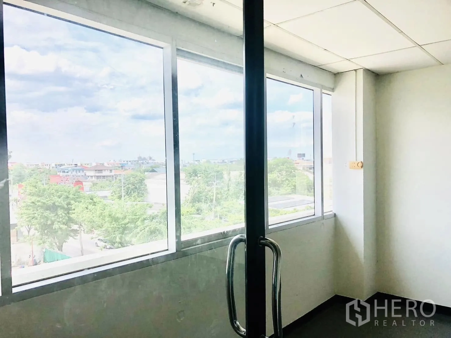 办公室 for rent in Lat Phrao, Bangkok - 靠近玻璃门的转角办公室，宽窗可观城市景色。