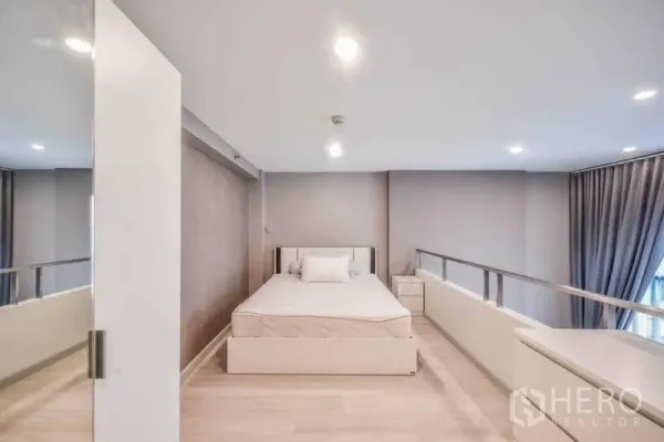 คอนโด ให้เช่าในSathon, Bangkok - ห้องนอนชั้นลอยสไตล์ลอฟต์ เตียงควีน ราวกันตกกระจก และไฟฝังเพดานในคอนโดสมัยใหม่