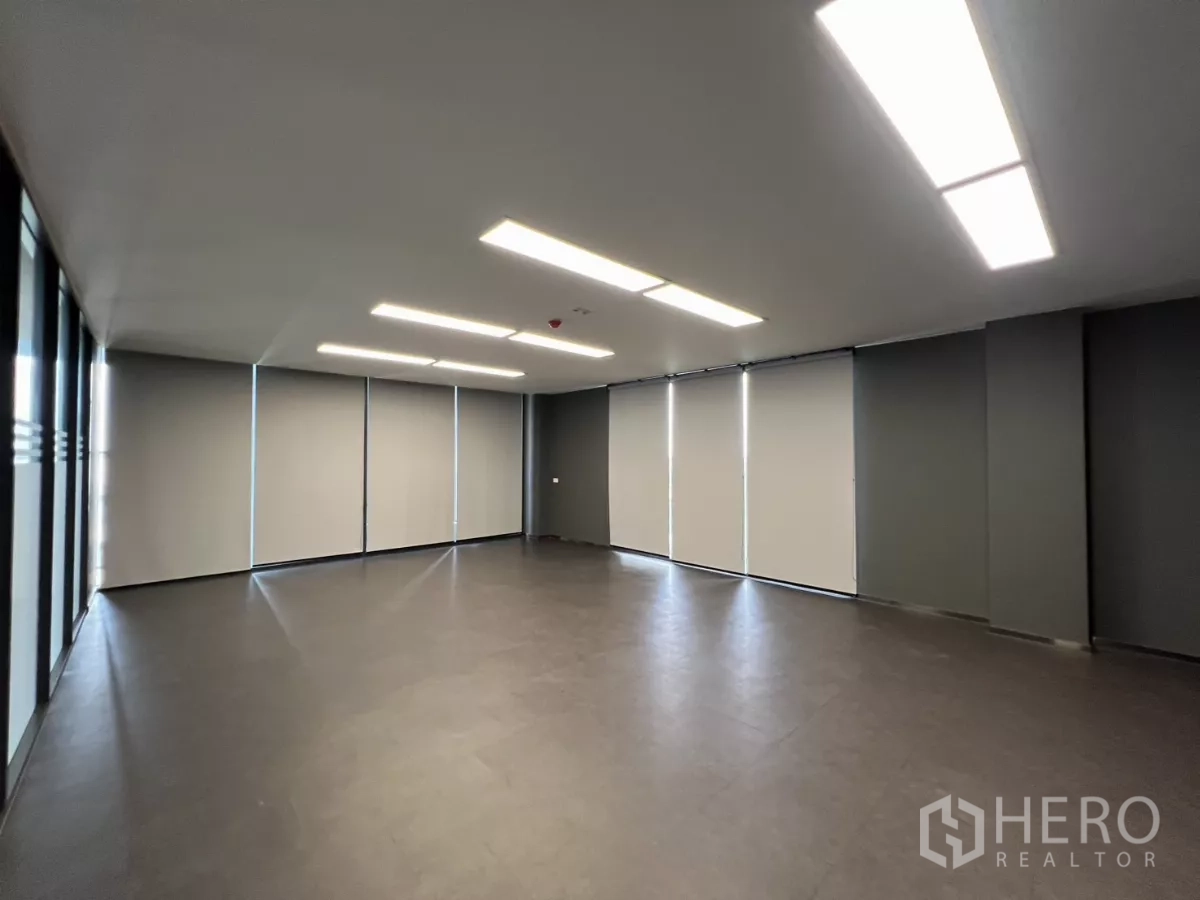货栈 出售在Lat Krabang, Bangkok - 大面积空置办公间，百叶窗与嵌灯齐全。