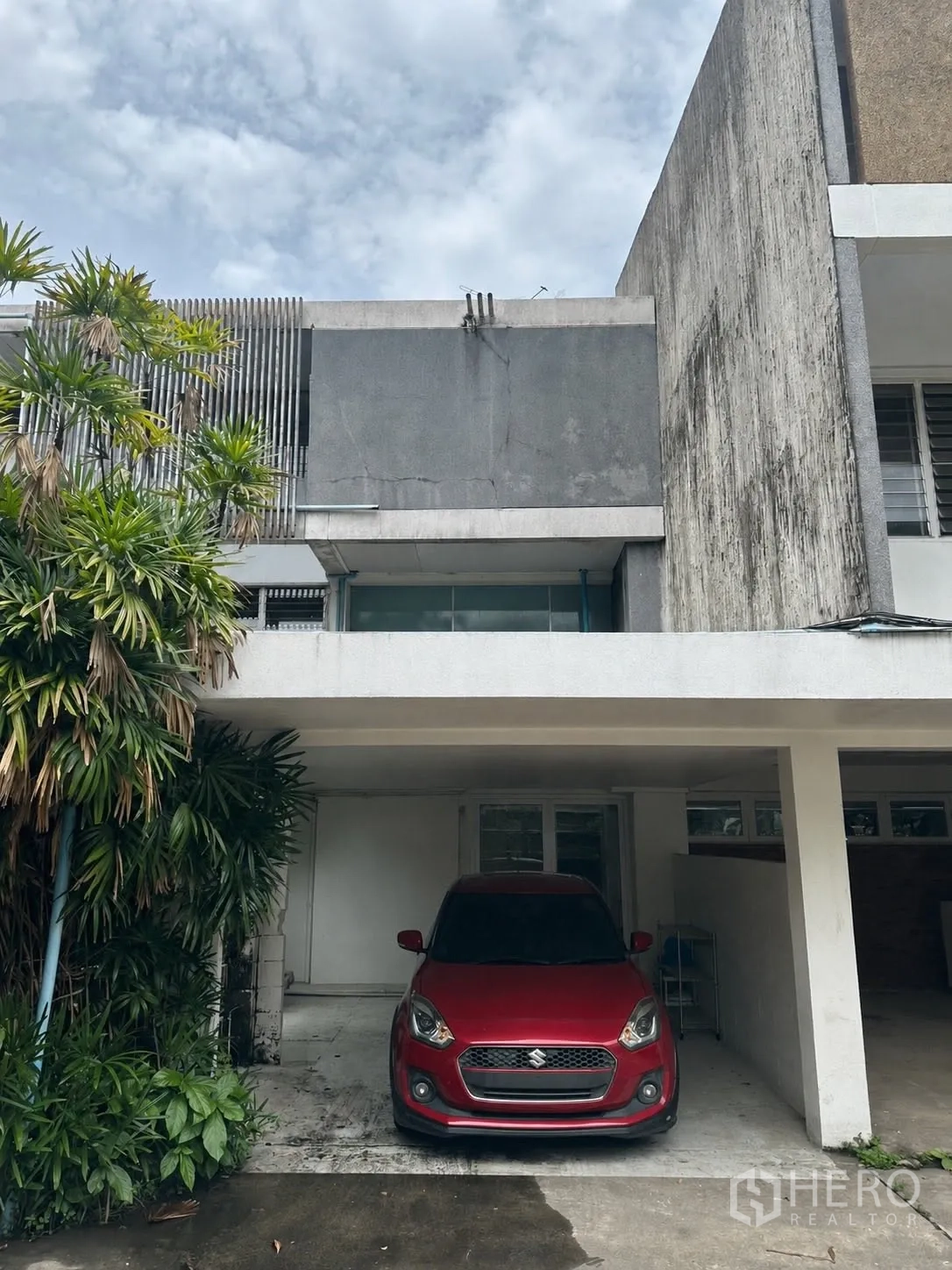 办公室 for rent in Phaya Thai, Bangkok - 建筑外立面带车棚停车位与车辆。