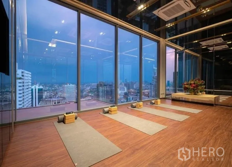 คอนโด ให้เช่าในWatthana, Bangkok - ห้องโยคะกระจกเต็มผนัง มองเห็นวิวเมืองยามโพล้เพล้