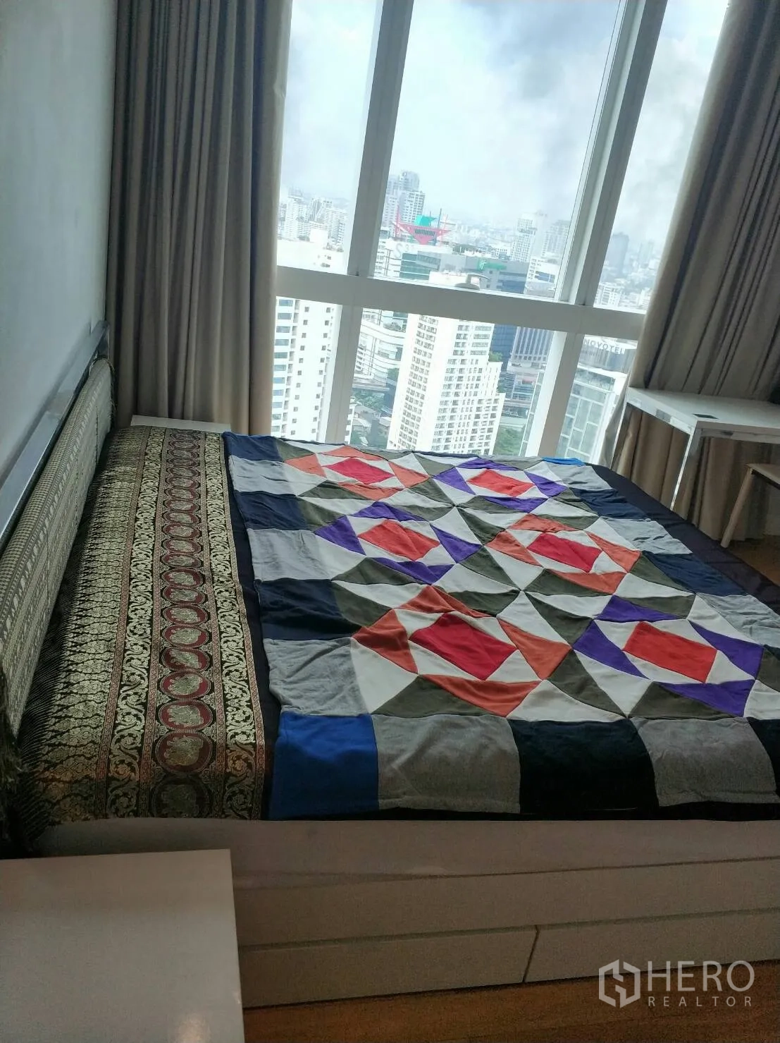 公寓 出租或出售在Khlong Toei, Bangkok - 卧室设落地窗，可眺望曼谷城市天际线的宽阔景观。