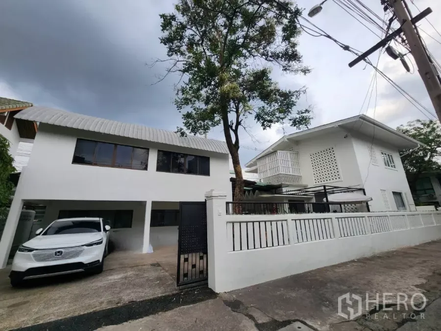 独立式住宅 出租在Chatuchak, Bangkok - 白色两层独栋住宅，带大门和有顶车位，位于乍都节区。