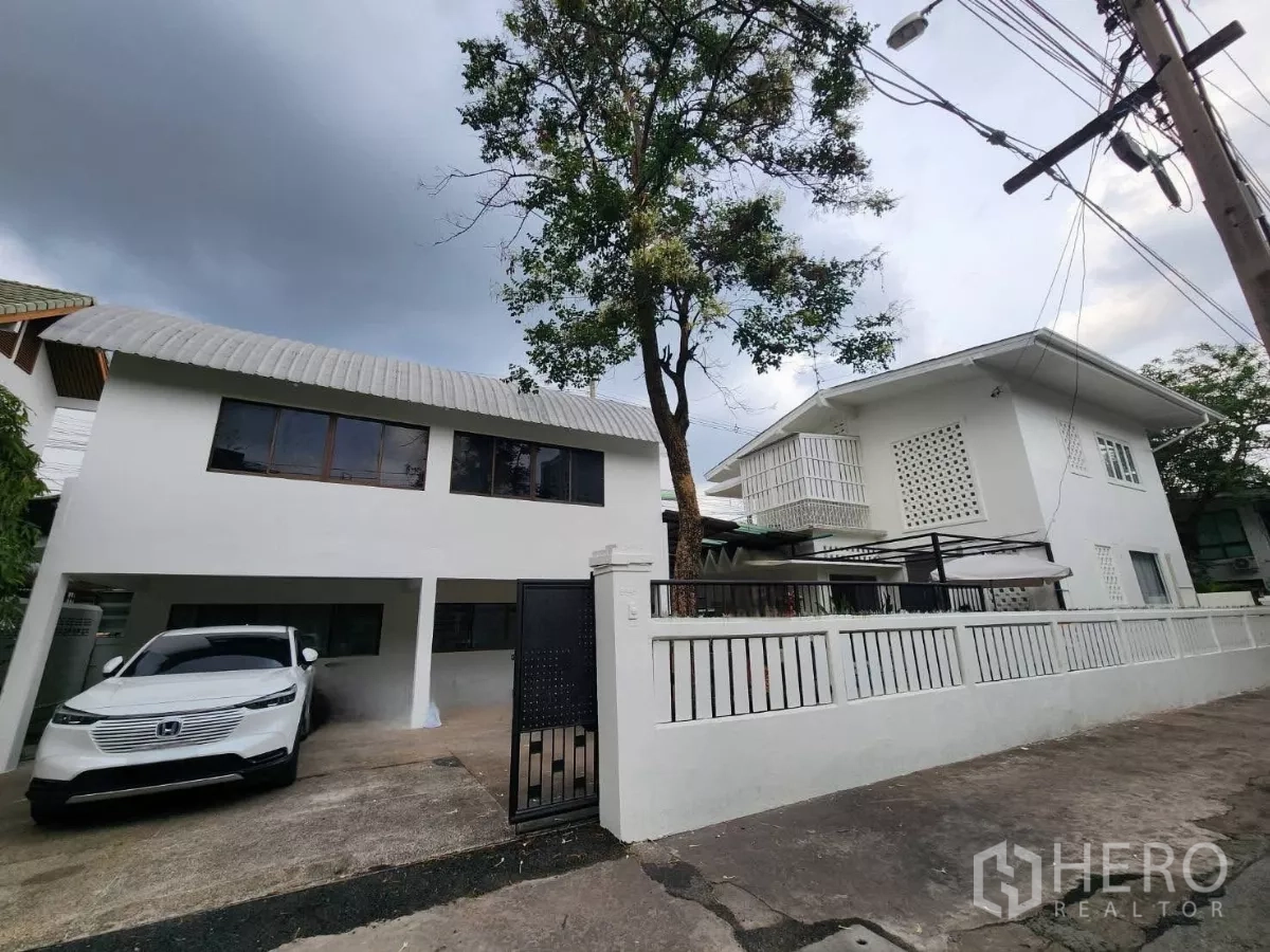 独立式住宅 出租在Chatuchak, Bangkok - 白色两层独栋住宅，带大门和有顶车位，位于乍都节区。
