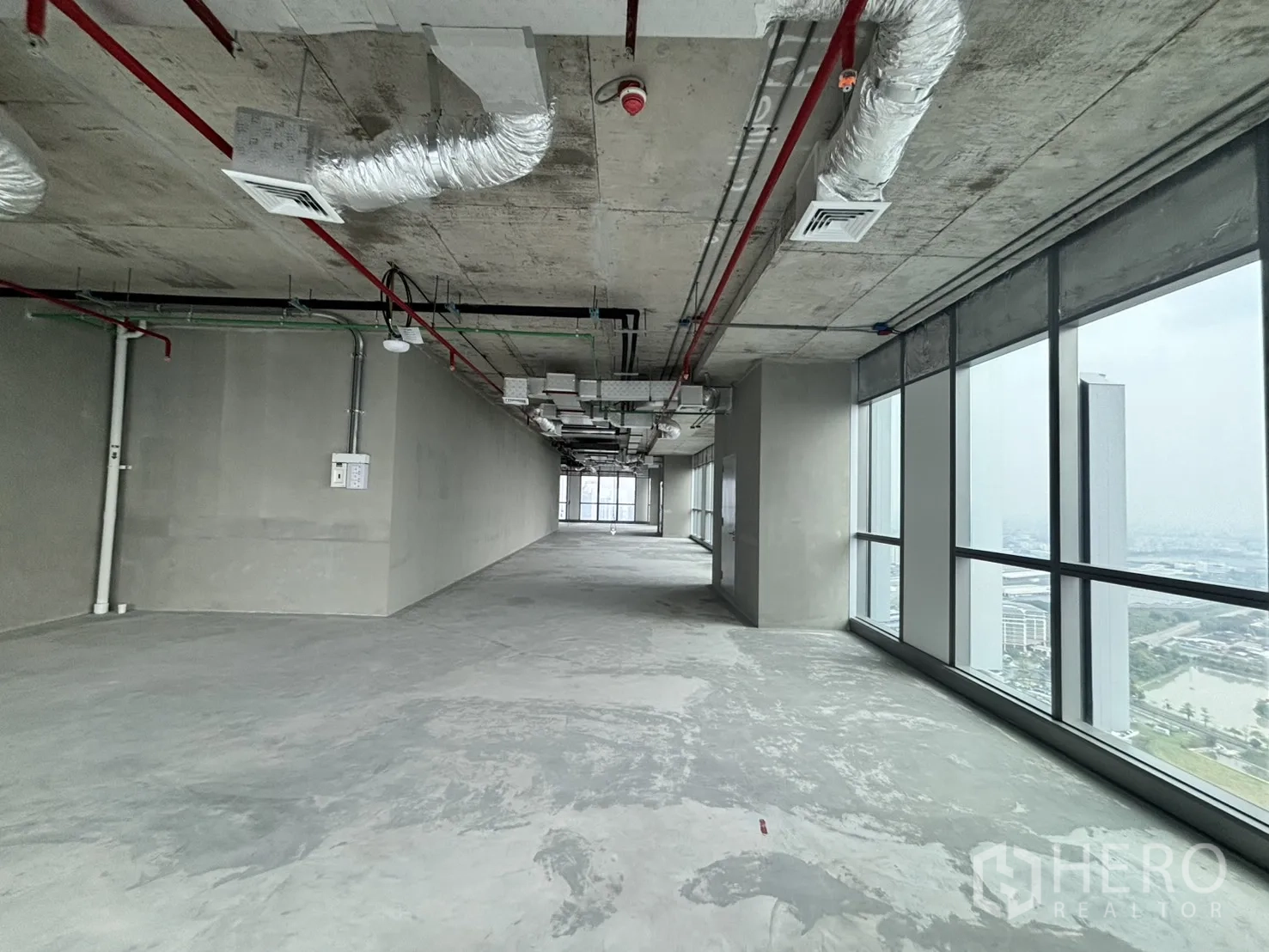 สำนักงาน ให้เช่าในHuai Khwang, Bangkok - พื้นที่สำนักงานแบบเปิดลึก งานระบบครบ และกระจกโดยรอบ