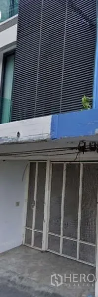 店屋 出租在Watthana, Bangkok - 临街商铺外立面，金属栅格门、雨棚与百叶立面，位于素坤逸路Ekkamai一带。